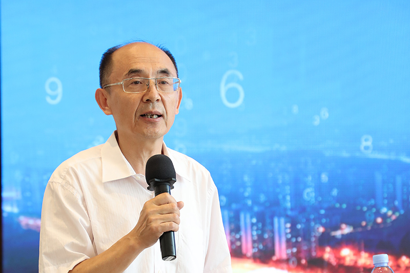 “老交通”智庫副主任、原交通運輸部總工程師周偉主持沙龍.jpg